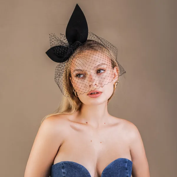 Gigantyczna czarna kokarda z woalką na głowę. Gigantyczna czarna kokarda z woalką na głowę.