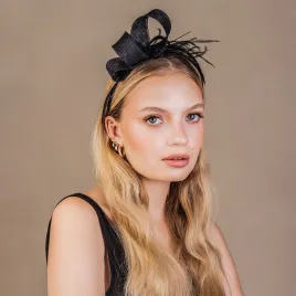 Czarna ozdoba do włosów z piórkami.