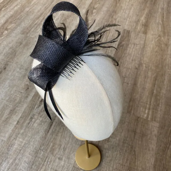 Czarna ozdoba do włosów z piórkami.