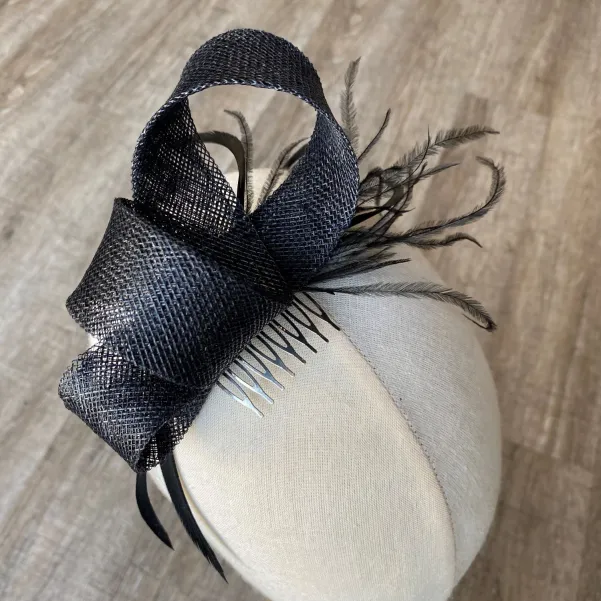 Czarna ozdoba do włosów z piórkami.