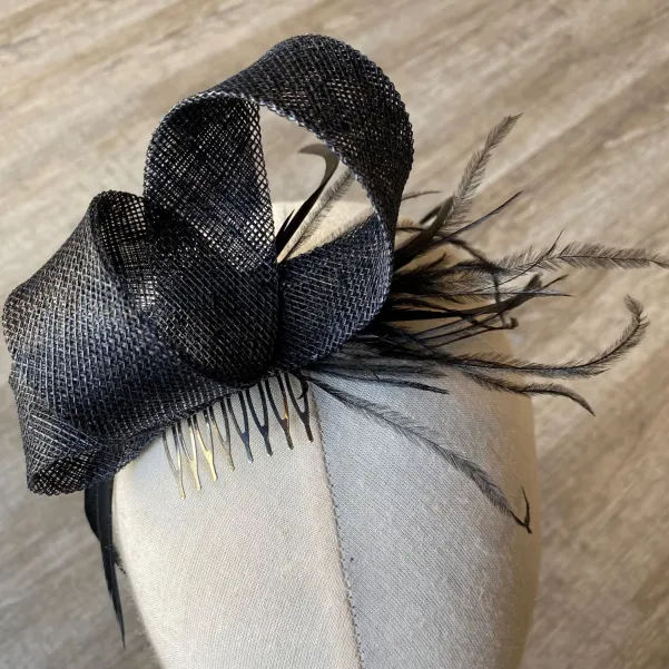 Czarna ozdoba do włosów z piórkami.