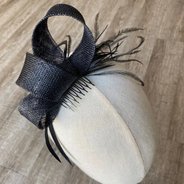 Czarna ozdoba do włosów z piórkami.