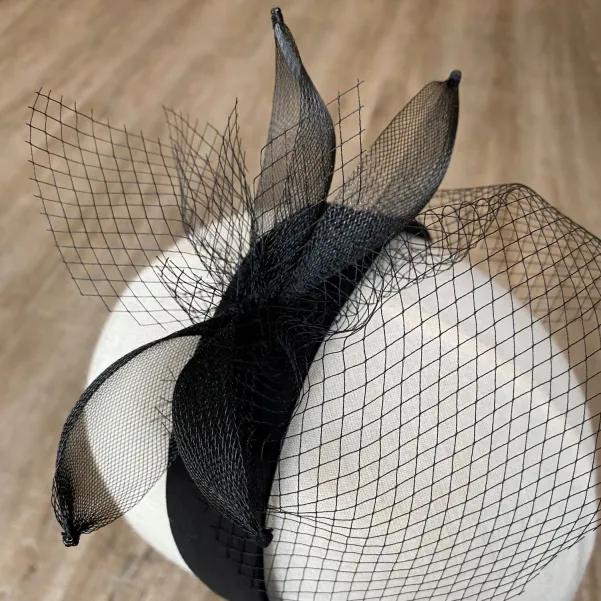 Czarny, wieczorowy fascynator na głowę Czarny, wieczorowy fascynator na głowę