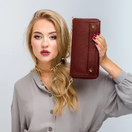 Uniwersalna bordowa skórzana torebka.