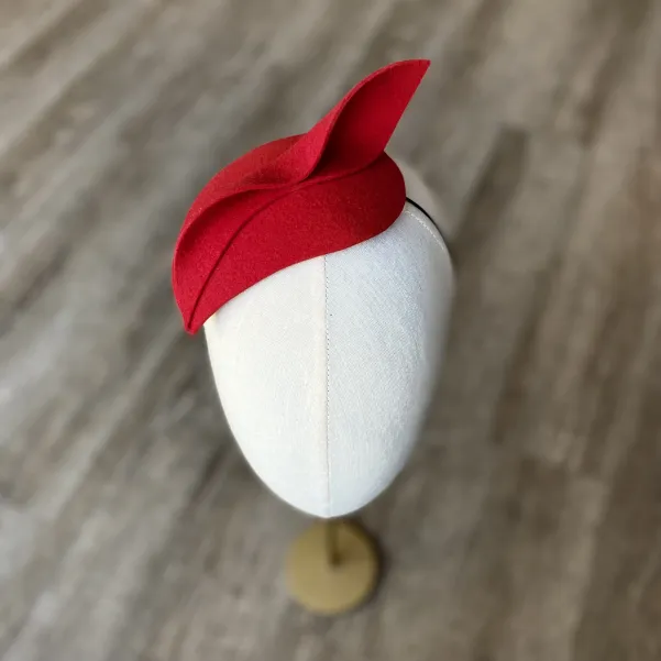 Czerwony toczek z filcu wełnianego z kokardką
