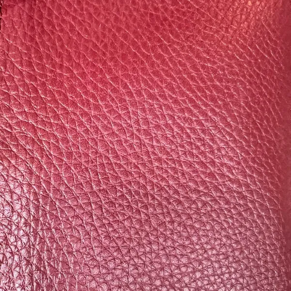 Uniwersalna bordowa skórzana torebka.