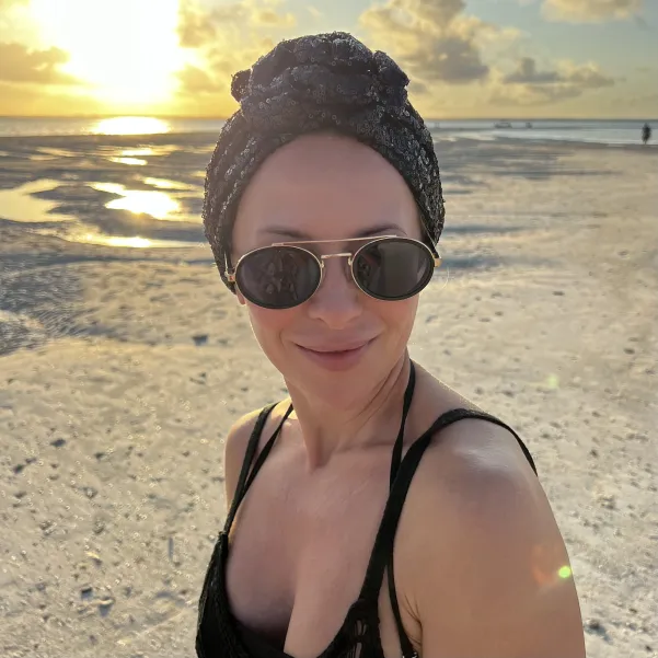 Turban damski w czarne cekiny z ozdobną różą.