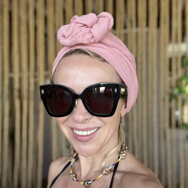 Przewiewny turban damski łosiowy różowy z różą.