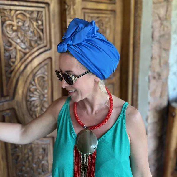 Szafirowy elegancki turban satynowy z dużą ozdobą.