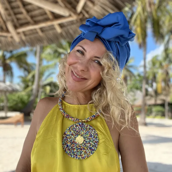 Szafirowy elegancki turban satynowy z dużą ozdobą.