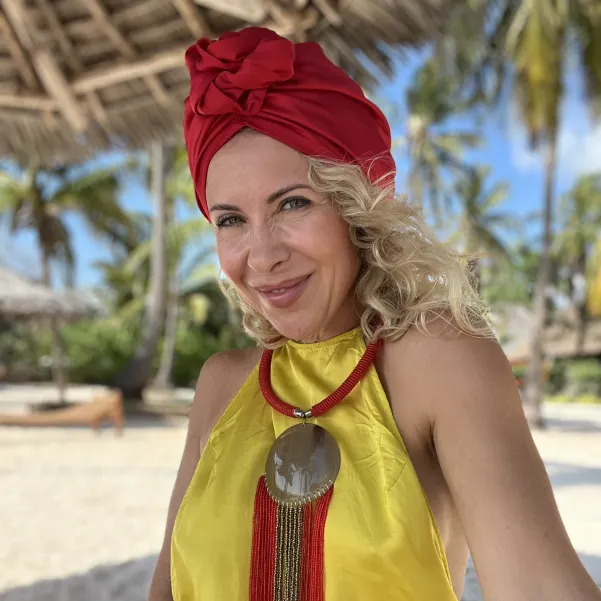 Stylowy turban na włosy satynowy z różą czerwony