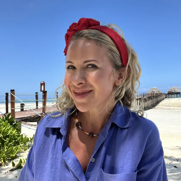 Czerwona opaska z kokardą