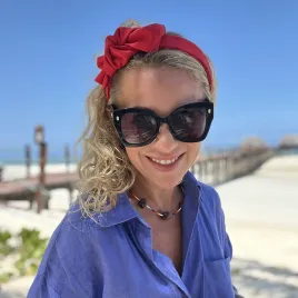 Czerwona opaska z kokardą