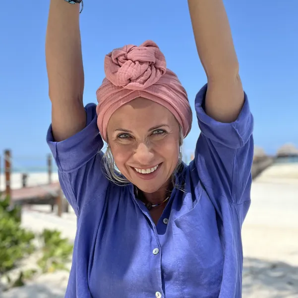 Przewiewny turban damski łosiowy różowy z różą.