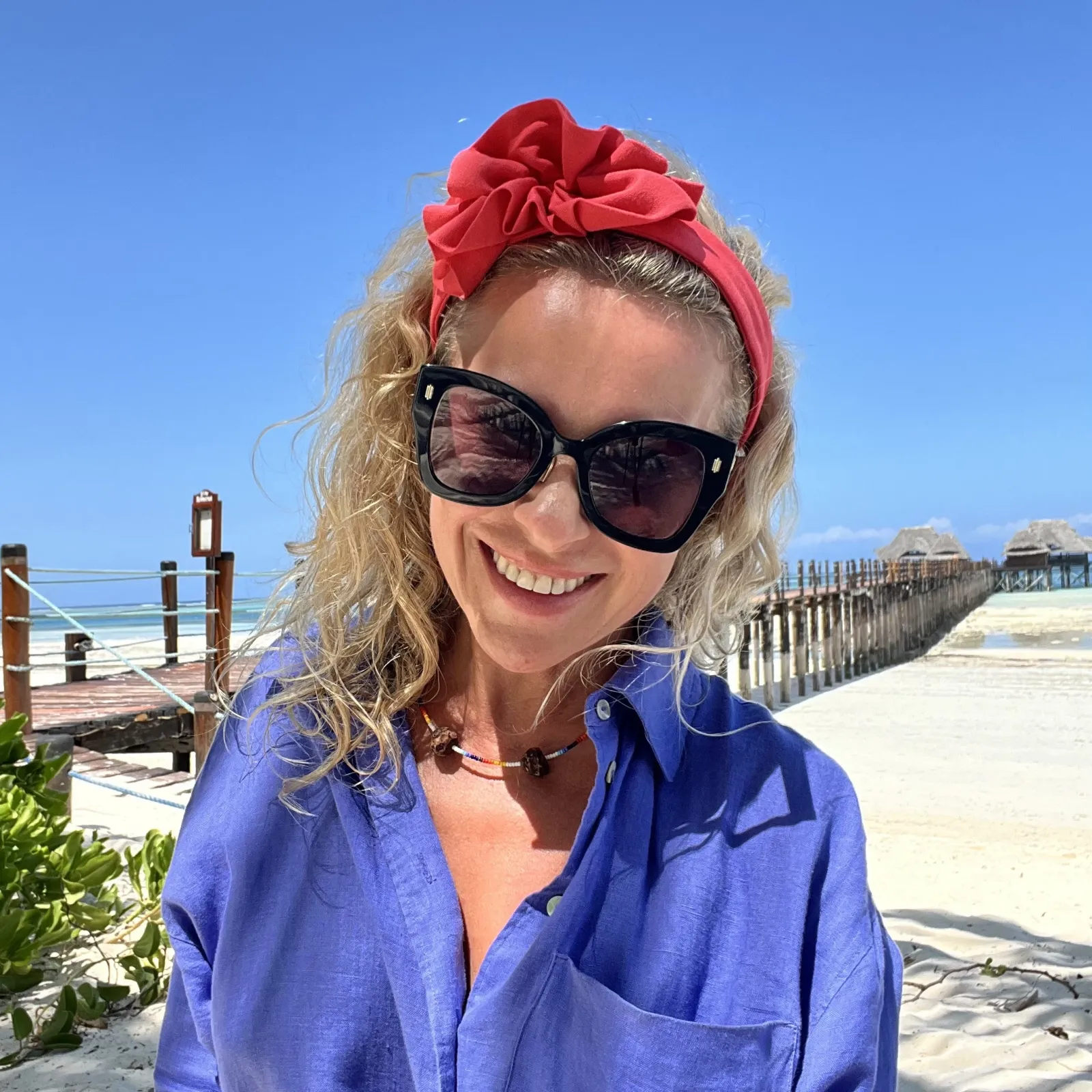 Urocza ozdobna koralowa opaska do włosów.