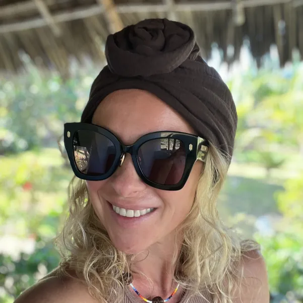 Muślinowy ozdobny turban z różą czekoladowy.