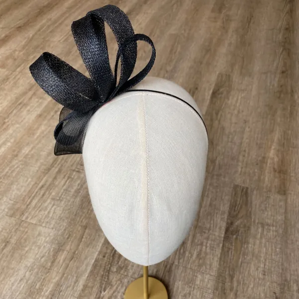 Czarny, wieczorowy fascynator na głowę