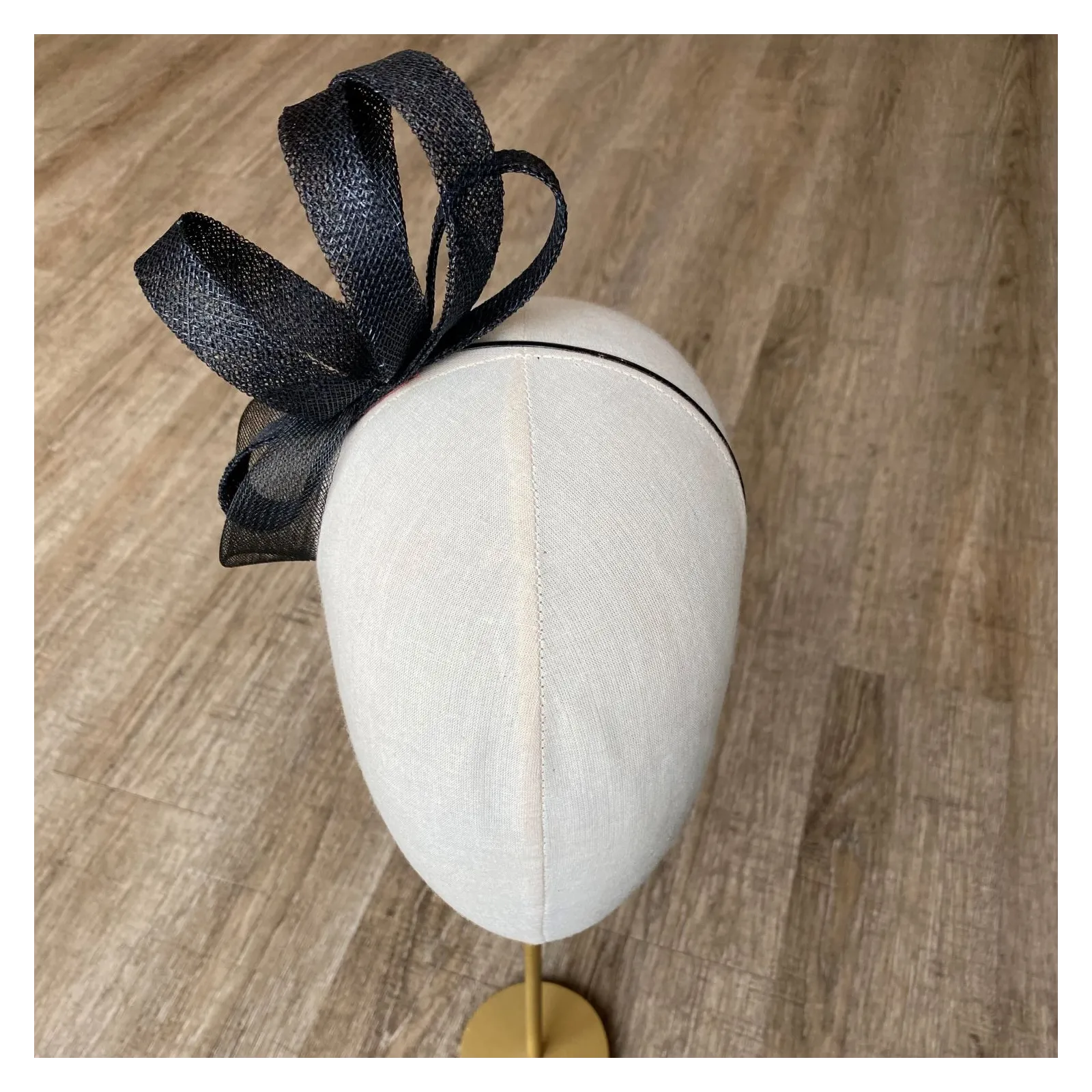 Czarny, wieczorowy fascynator na głowę