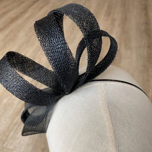 Czarny, wieczorowy fascynator na głowę