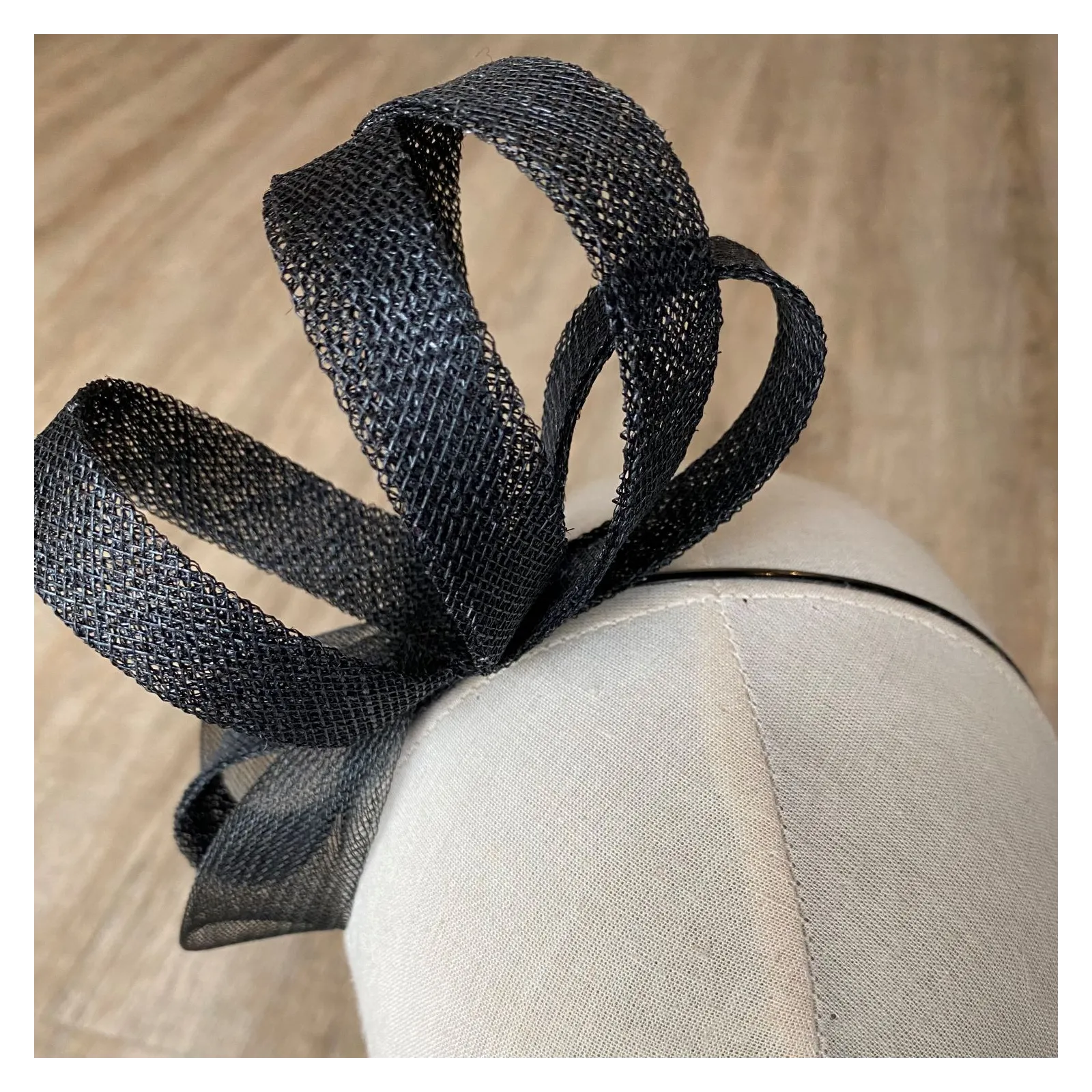 Czarny, wieczorowy fascynator na głowę