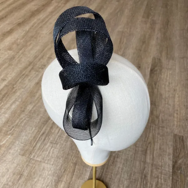 Czarny, wieczorowy fascynator na głowę