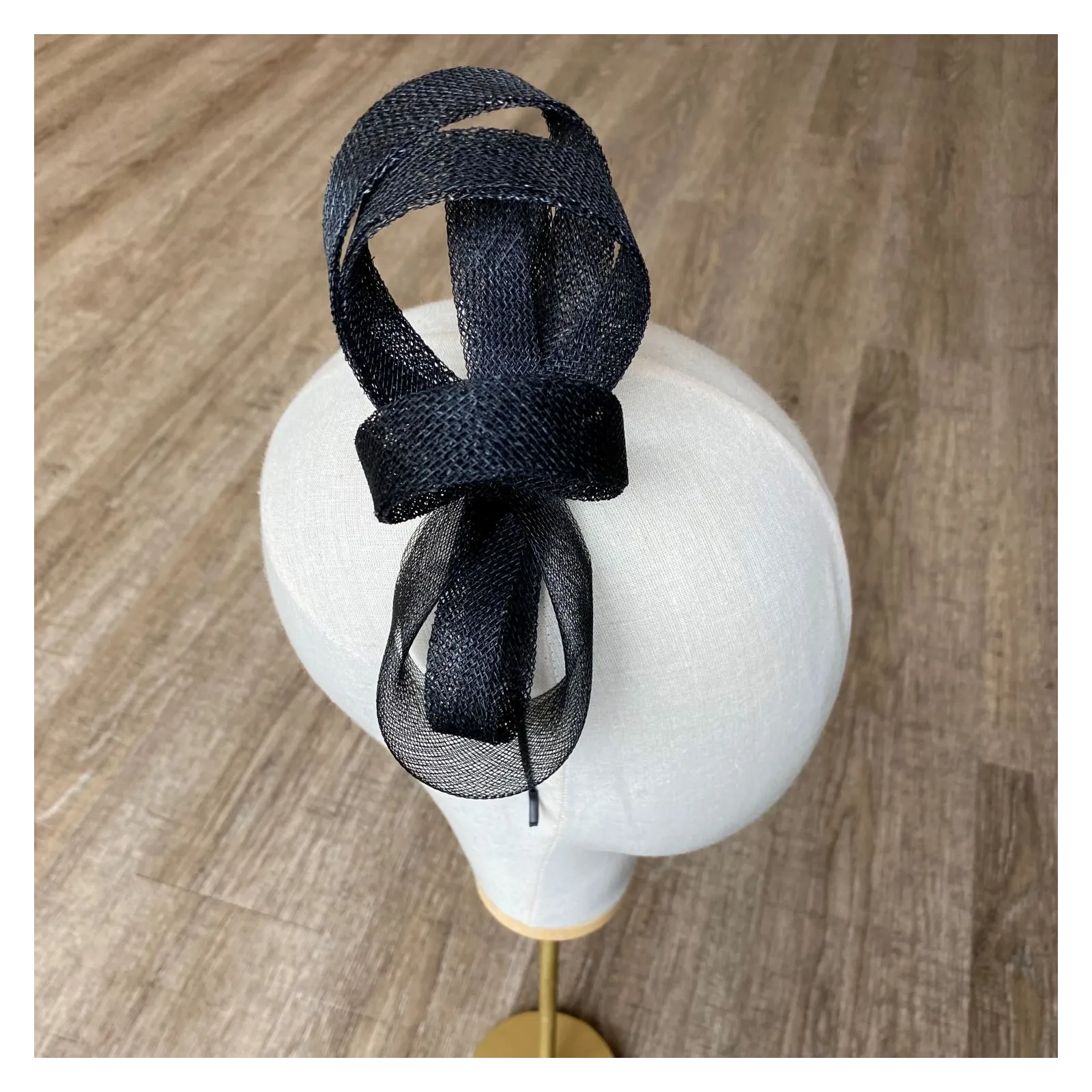 Czarny, wieczorowy fascynator na głowę