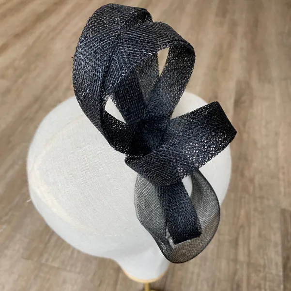 Czarny, wieczorowy fascynator na głowę