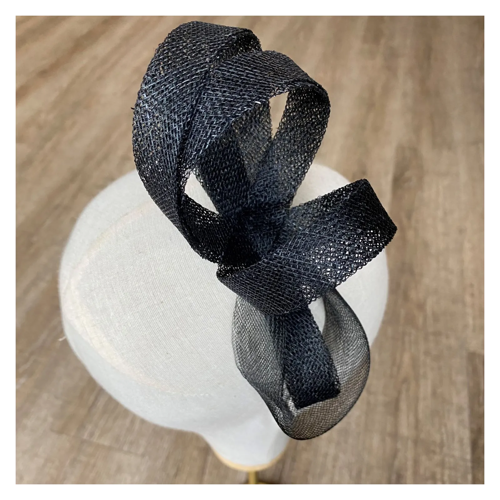 Czarny, wieczorowy fascynator na głowę