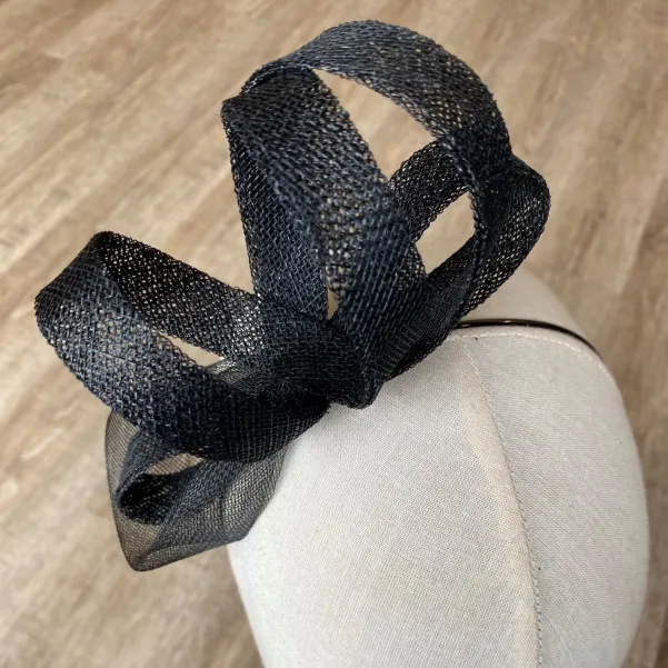 Czarny, wieczorowy fascynator na głowę