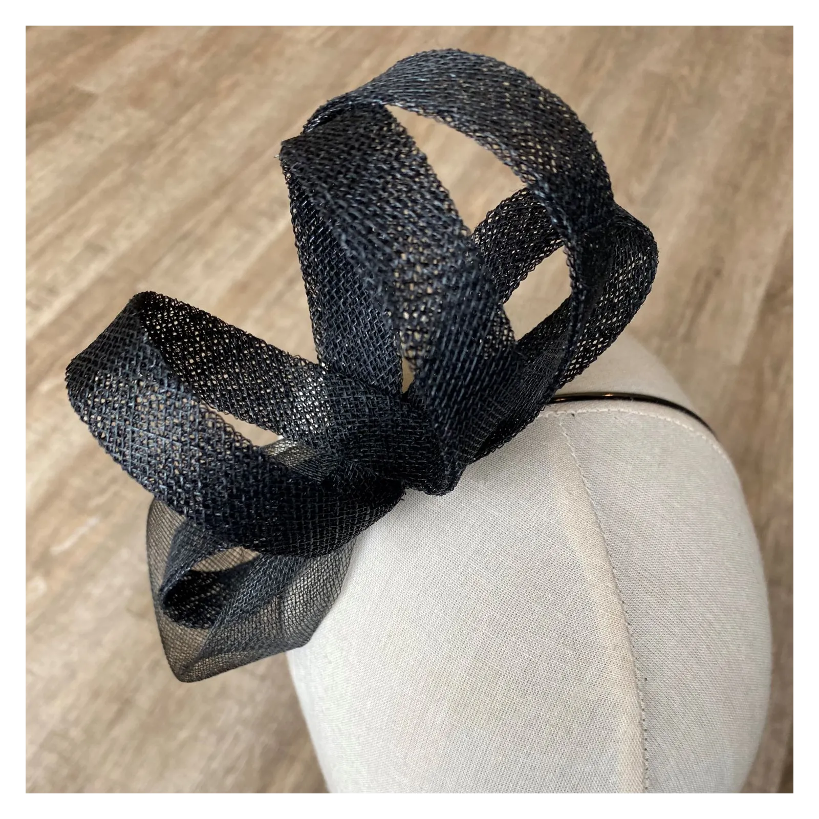 Czarny, wieczorowy fascynator na głowę