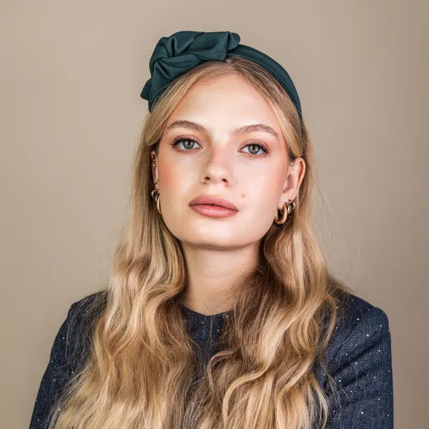 Kobieca opaska z artystyczną kokardą butelkowa zieleń