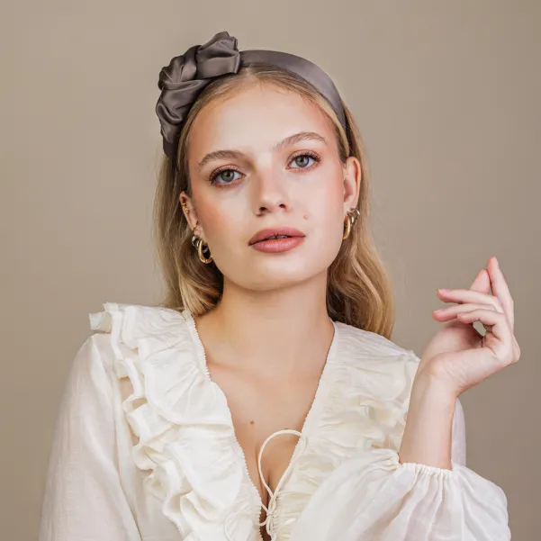 Satynowa damska opaska z kokardą brąz taupe