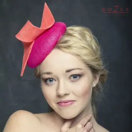 Różowy toczek na głowę z pomarańczową ozdobą