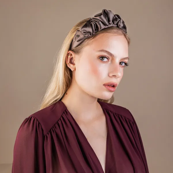 Satynowa damska opaska z kokardą brąz taupe