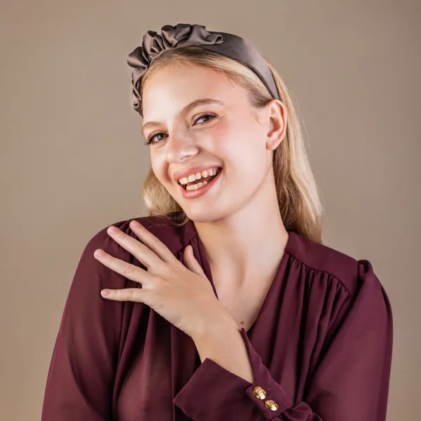 Satynowa damska opaska z kokardą brąz taupe