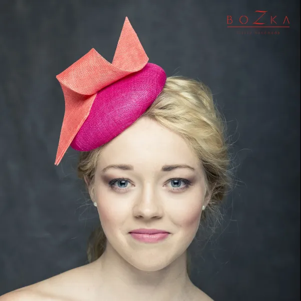 Różowy toczek na głowę z pomarańczową ozdobą