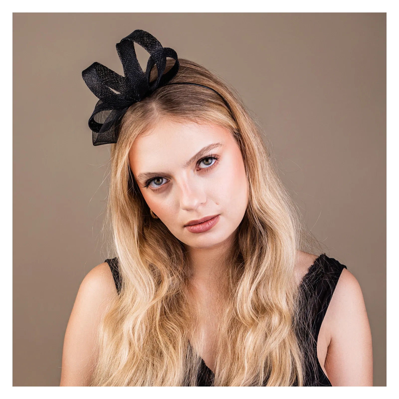 Czarny, wieczorowy fascynator na głowę