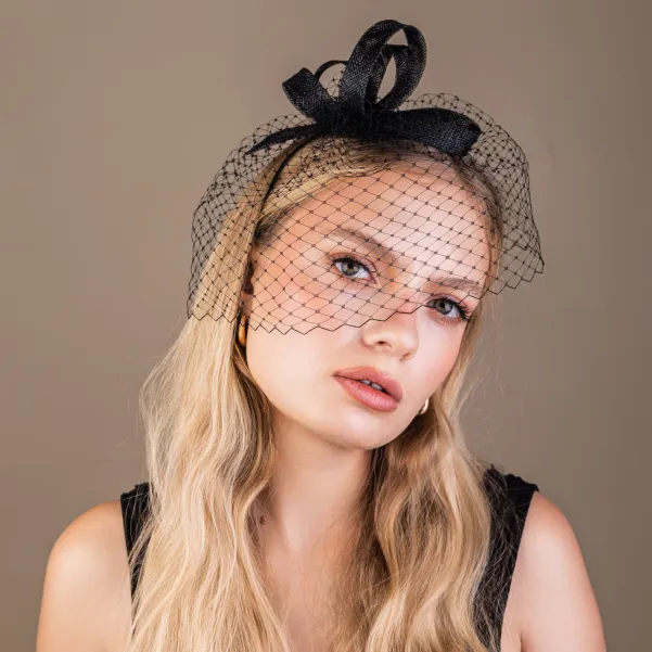 Wieczorowa czarna ozdoba do włosow z woalką. Wieczorowa czarna ozdoba do włosow z woalką.