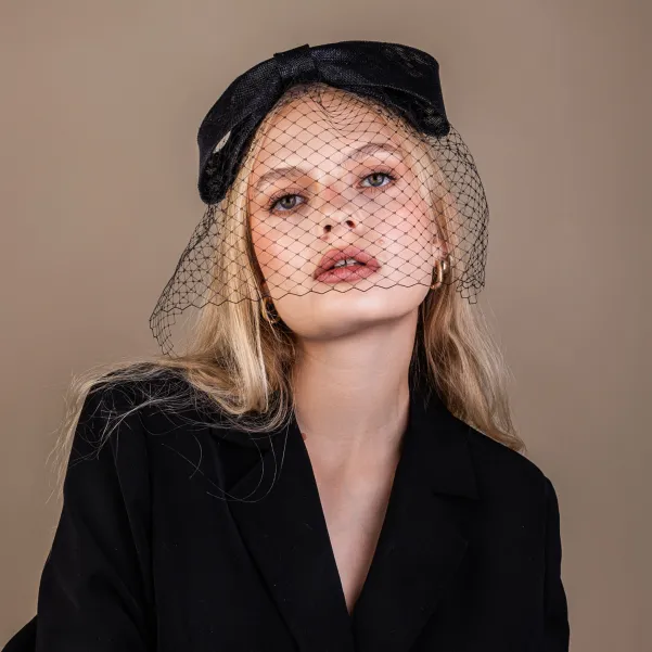 Czarna opaska z dużą kokardą i woalką Czarna opaska z dużą kokardą i woalką