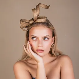 Złoty przestrzenny fascynator