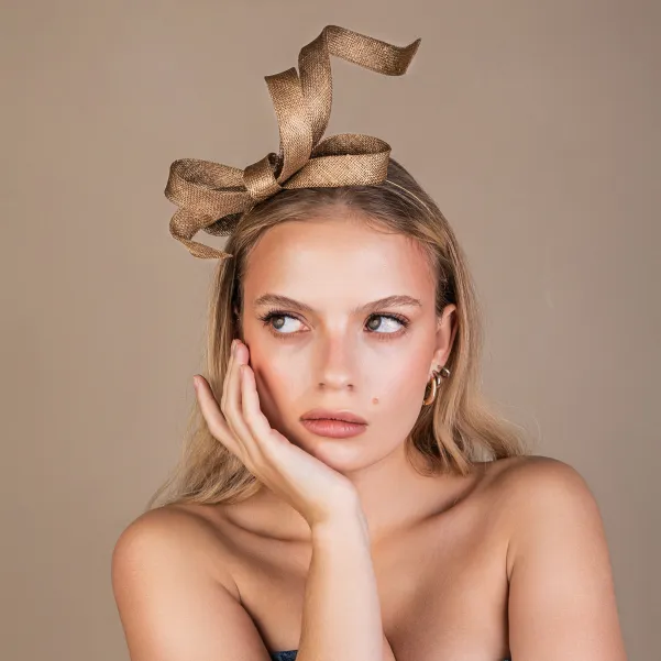 Złoty przestrzenny fascynator