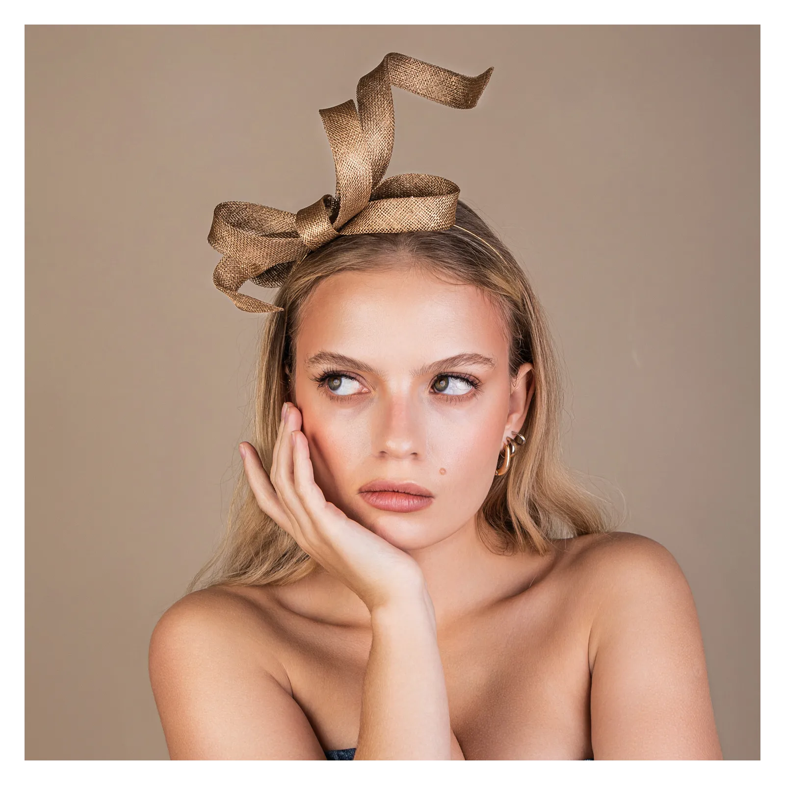 Złoty przestrzenny fascynator