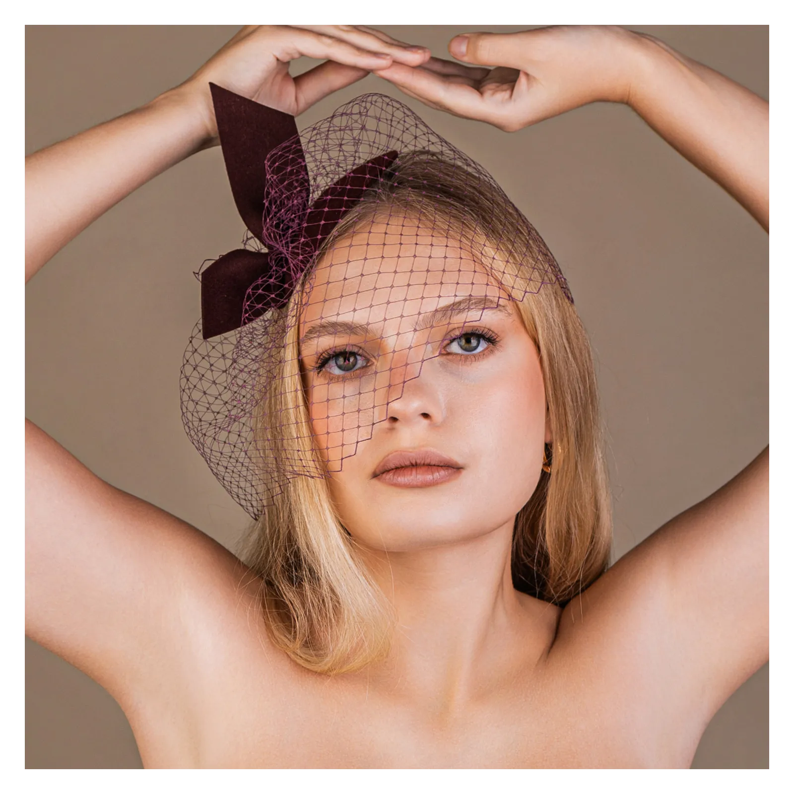 Bordowy niewielki toczek z nietypową kokardką i woalką