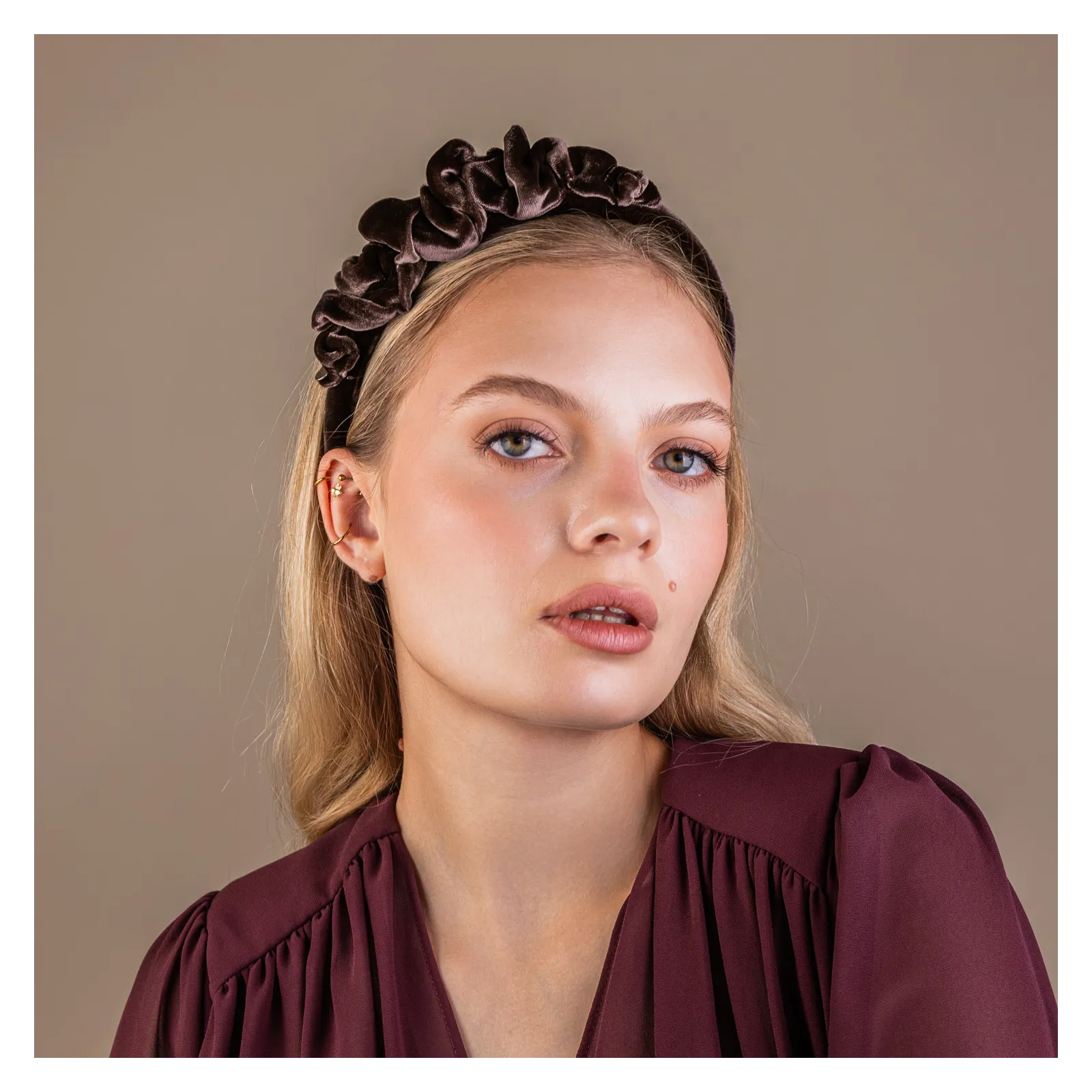 Opaska damska aksamitna, jedwabna brąz taupe.