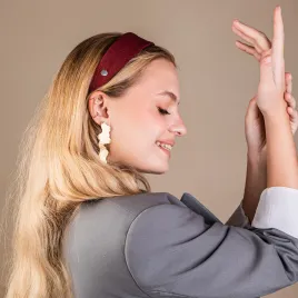 Delikatnie błyszcząca opaska w kolorze bordowym