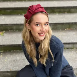 Szeroka opaska z kokardą w kolorze bordowym