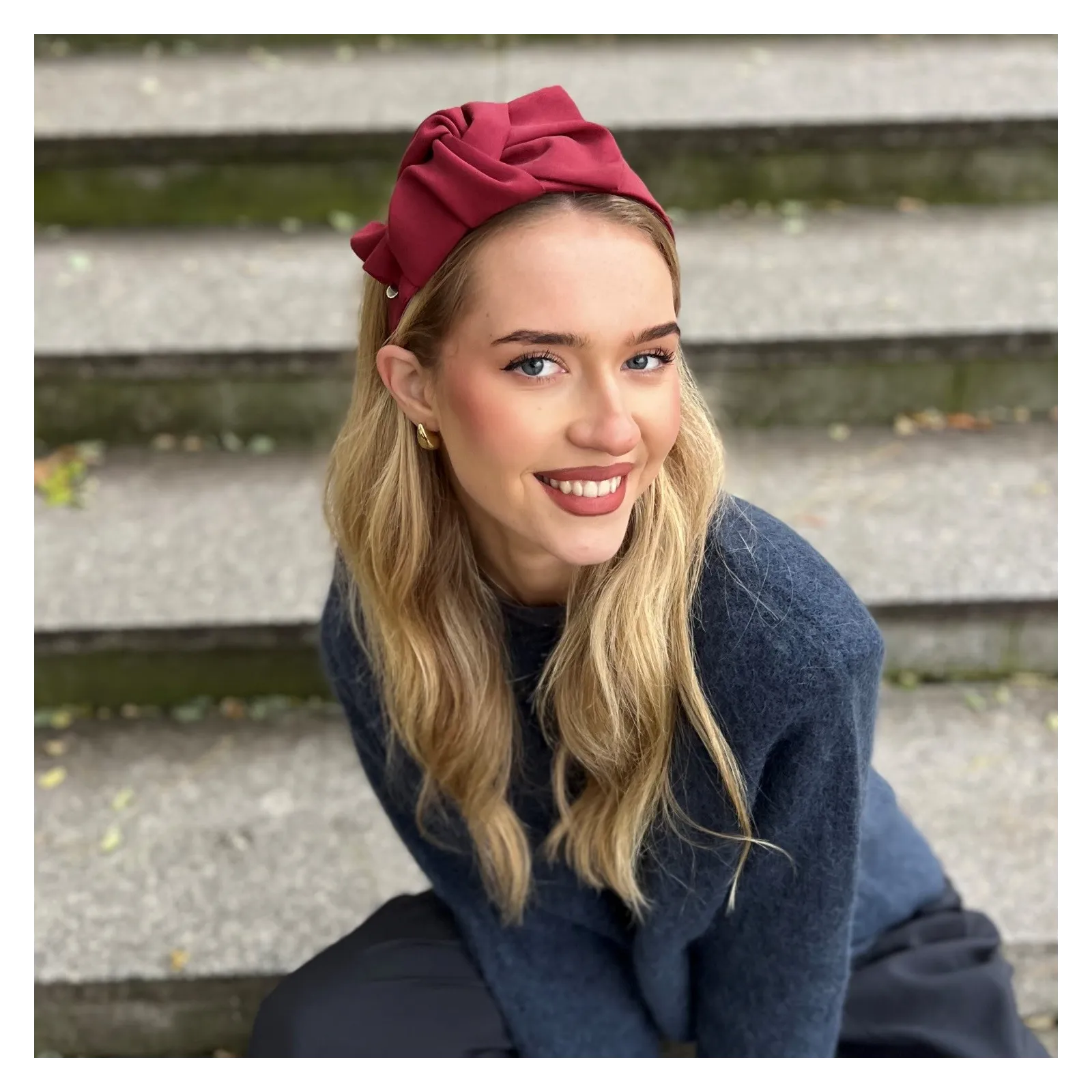 Szeroka opaska z kokardą w kolorze bordowym