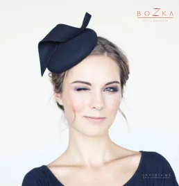 Czarny toczek zdobiony geometrycznym motywem