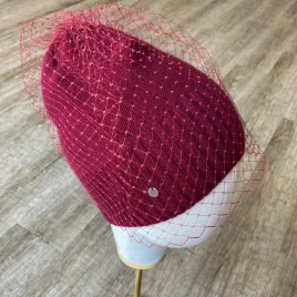 Kaszmirowo-wełniana bordowa czapka z woalką.