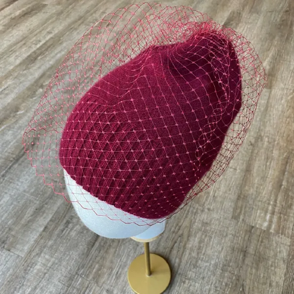 Kaszmirowo-wełniana bordowa czapka z woalką.